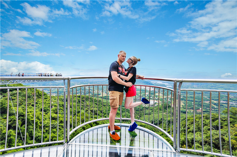 俄羅斯游客體驗(yàn)哇哎嚕玻璃觀景平臺(tái)